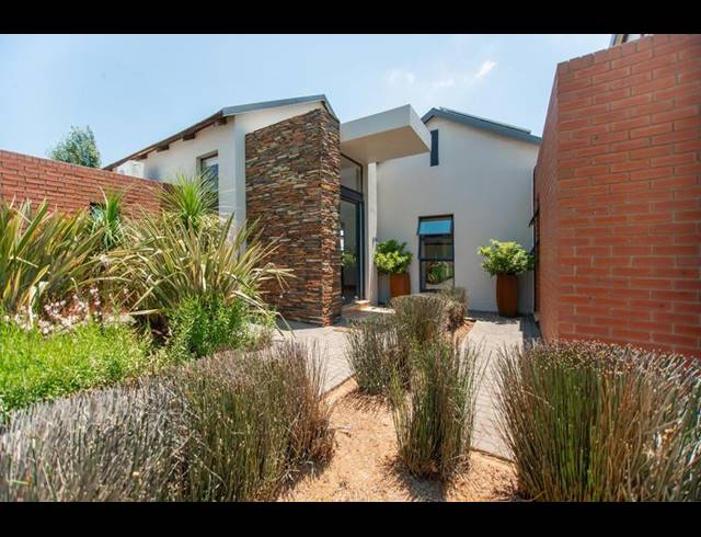 3 BEDROOM HOUSE FOR SALE IN COPPERLEAF ESTATE